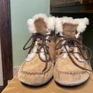 Tan Ugg lace up boots.